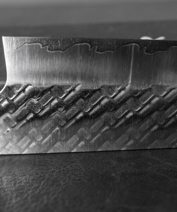 Nóż do mięsa Santoku Takeshi Saji STRIX Blue Acrylic 18 cm ręcznie kuty